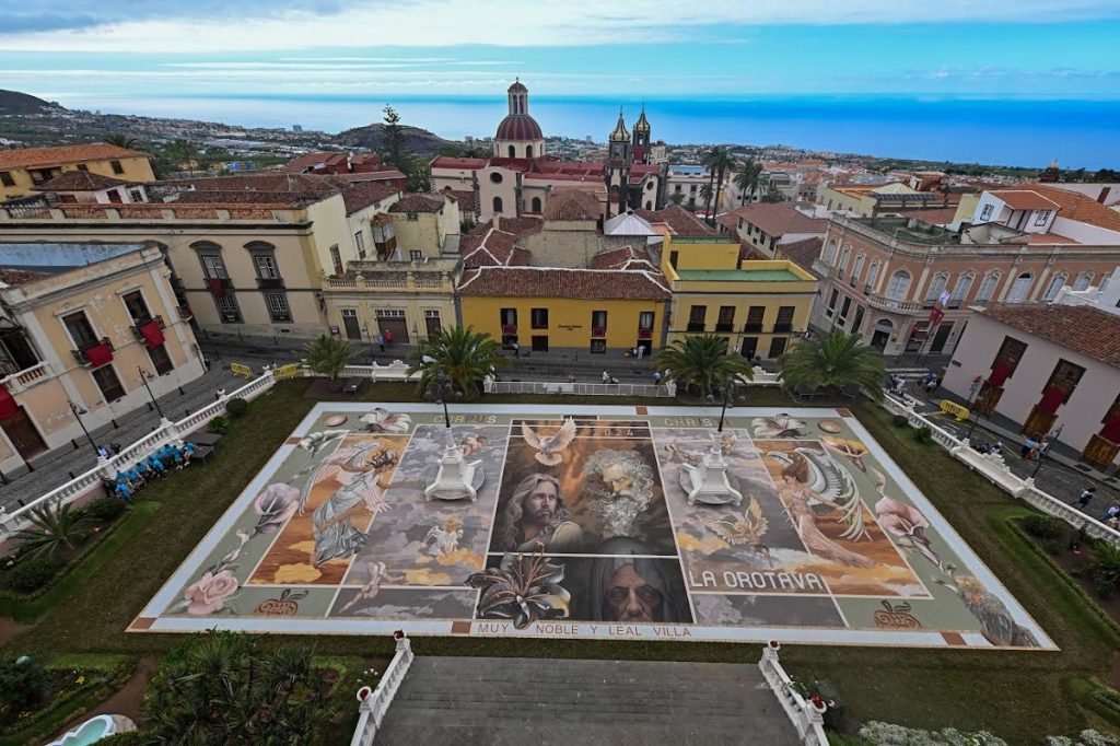 Immagine del grande arazzo nella piazza del Municipio realizzato con sabbie naturali del Parco Nazionale del Teide