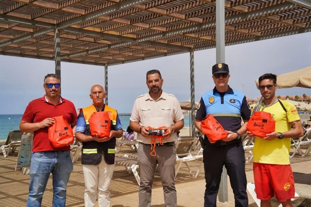 Arona consegna 50 giubbotti di salvataggio autogonfianti “OneUp” ai servizi di emergenza