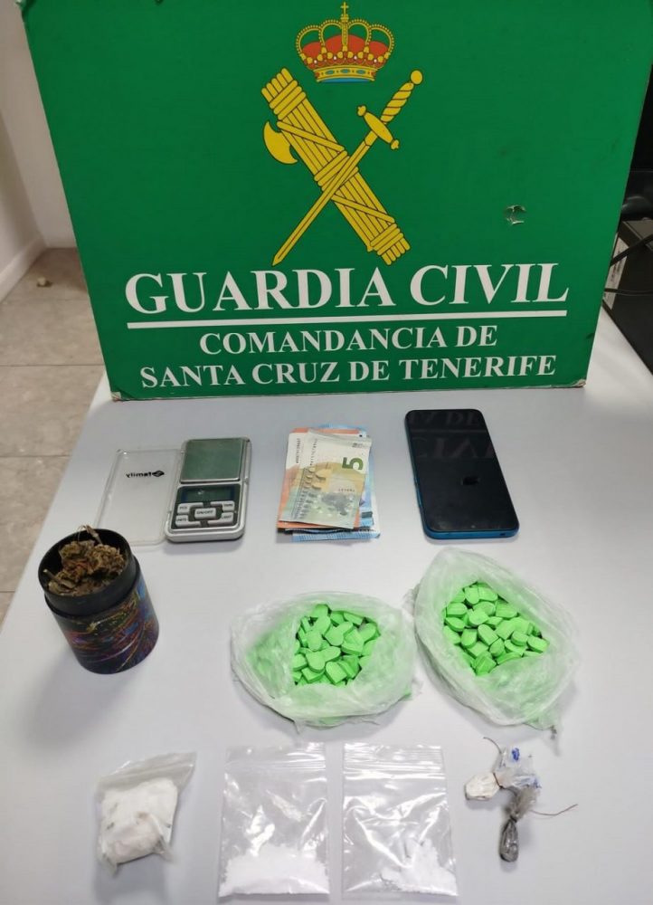 Due uomini arrestati trasportavano più di 200 pillole di ecstasy