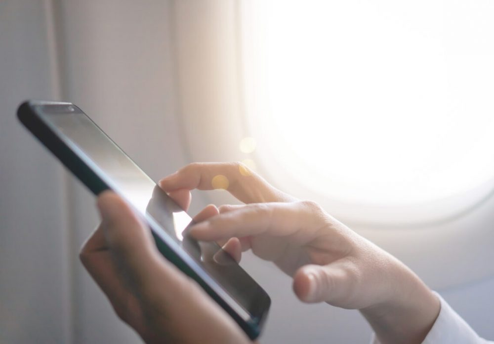 Furto di un telefono cellulare durante il volo