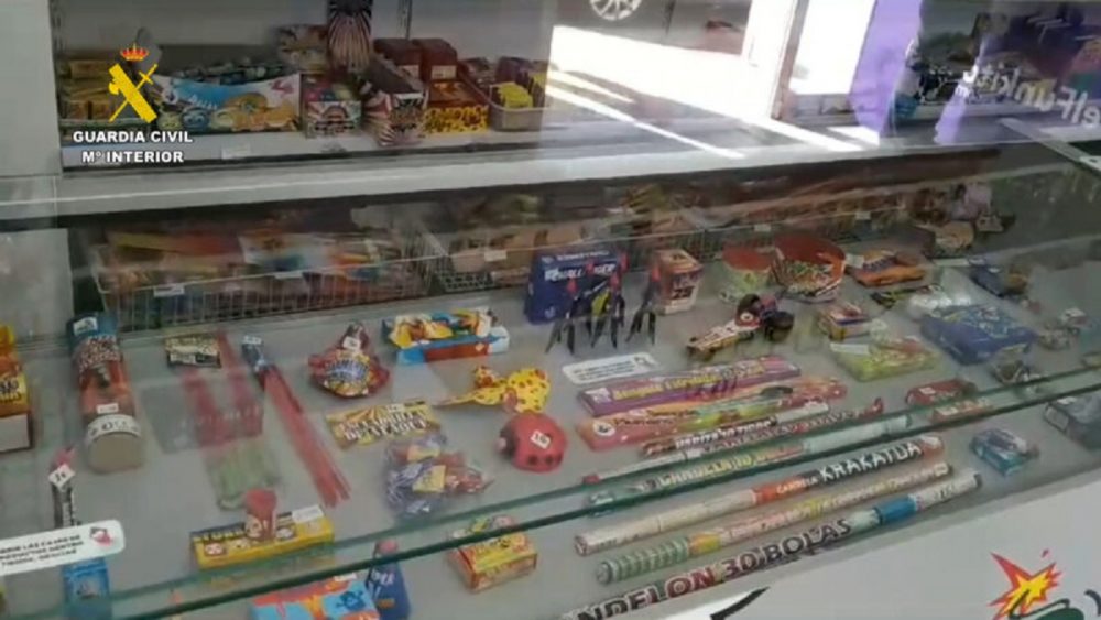 La Guardia Civil ispeziona i punti vendita di articoli pirotecnici