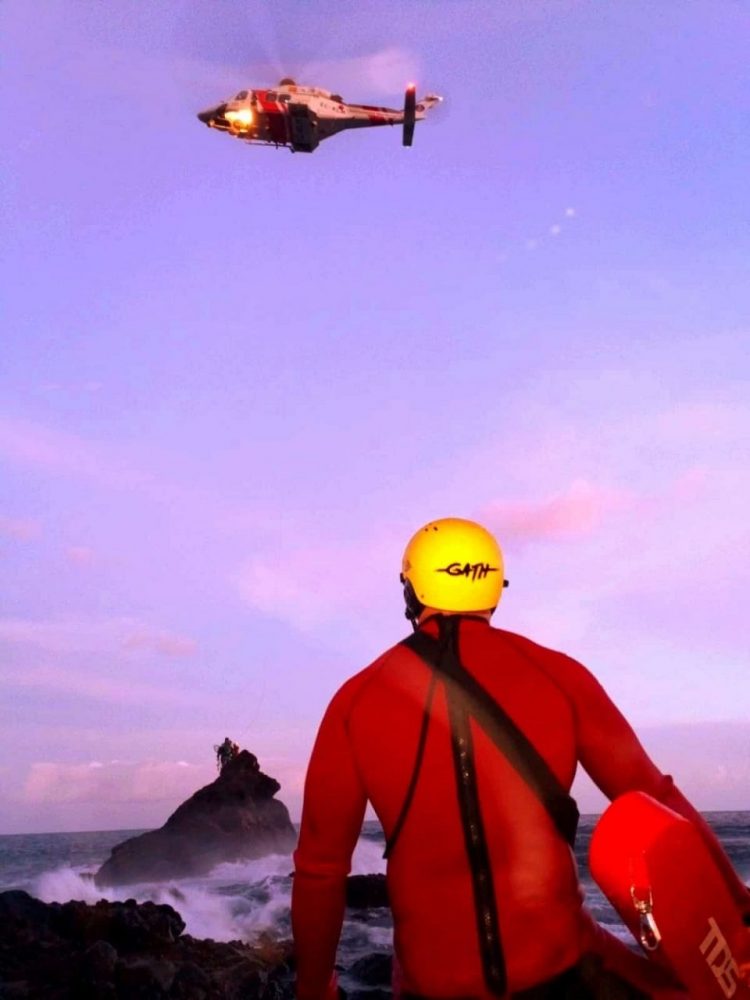 Due pescatori sono rimasti isolati su una roccia dopo l’alta marea
