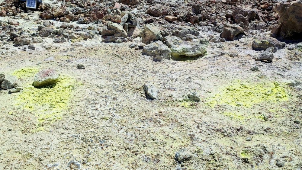 Perché ci sono macchie gialle nel cratere del Teide?