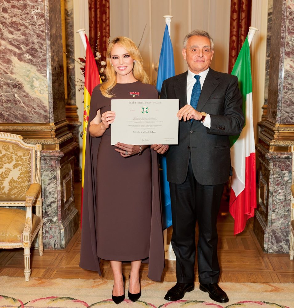 L’Ambasciatore d’Italia in Spagna, consegna a Patricia Conde le insegne di Cavaliere dell’Ordine della Stella d’Italia