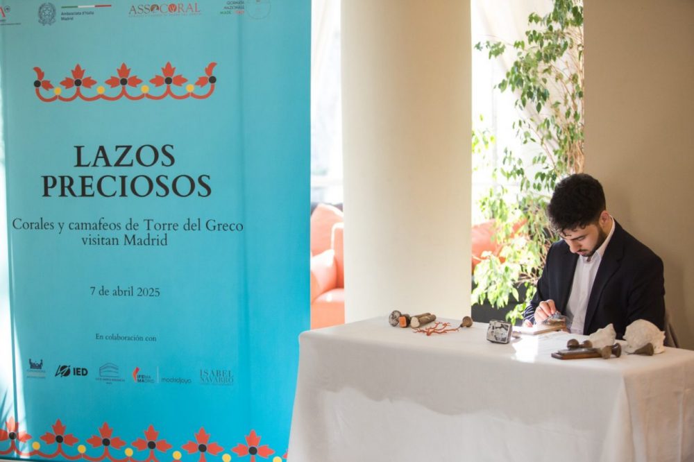 Legami preziosi: i coralli e cammei di Torre del Greco incantano Madrid