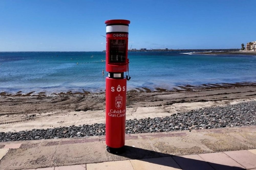 Arinaga inaugura un nuovo totem per defibrillatore