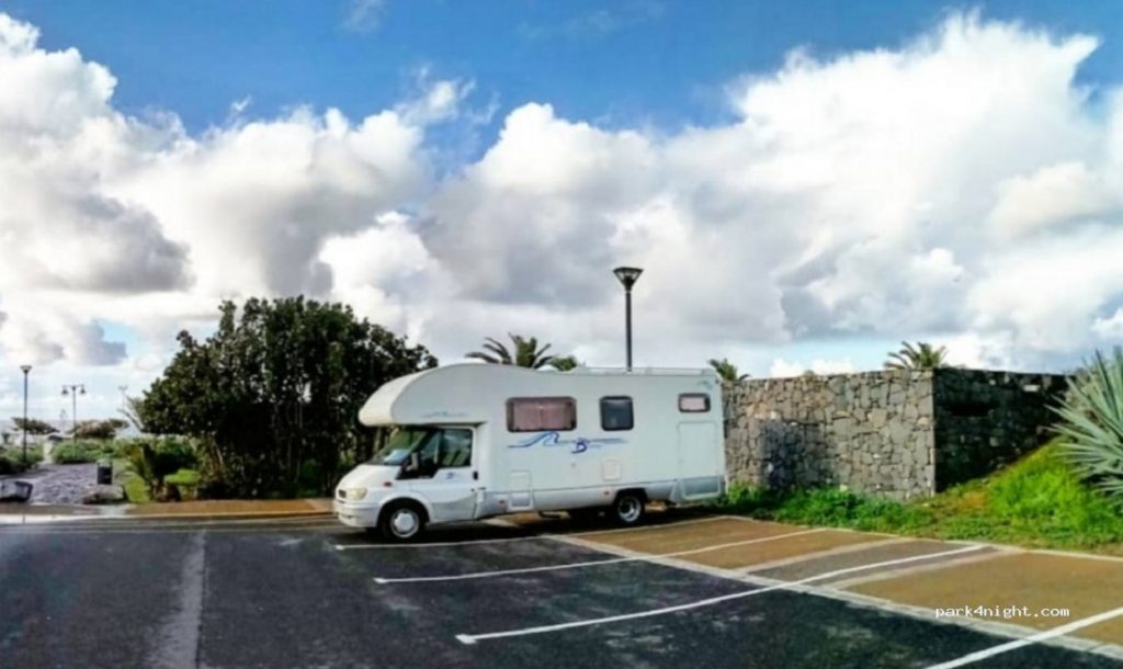 Con una roulotte, un rimorchio o un camper