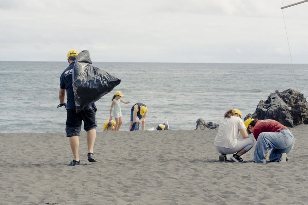 Pulizia della costa sulla spiaggia di Punta Brava (Puerto de la Cruz)