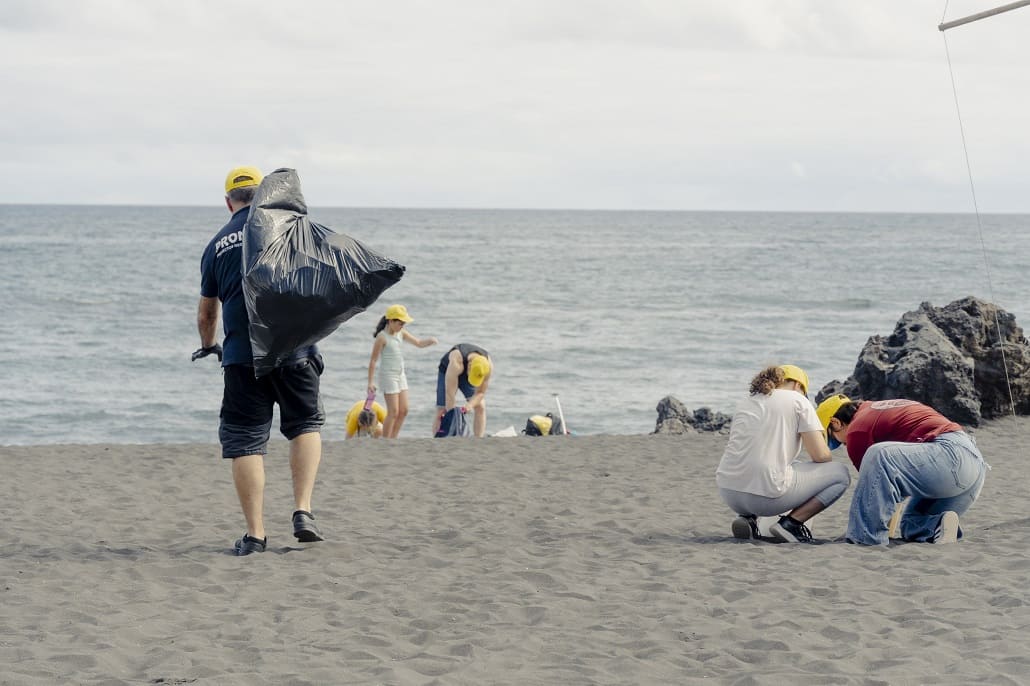 Pulizia della costa sulla spiaggia di Punta Brava (Puerto de la Cruz)