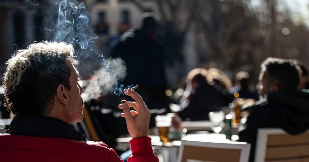 Nuova legge antifumo: stop a sigarette e sigarette elettroniche in terrazze, piscine e fermate dei bus