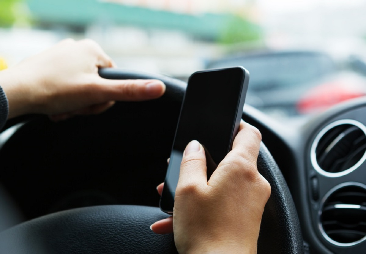Usare il cellulare in coda: quando scatta la multa