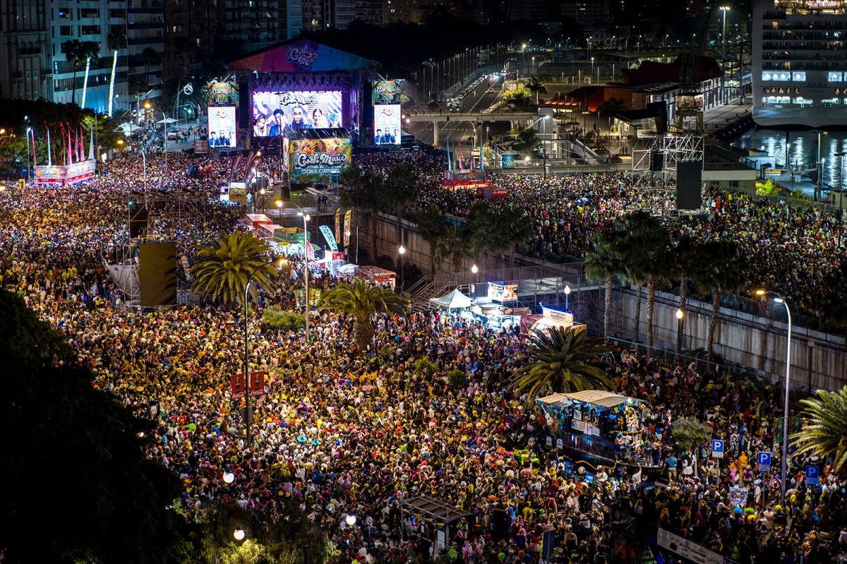 Circa 425.000 persone. Il secondo Carnevale diurno di Santa Cruz supera ogni aspettativa